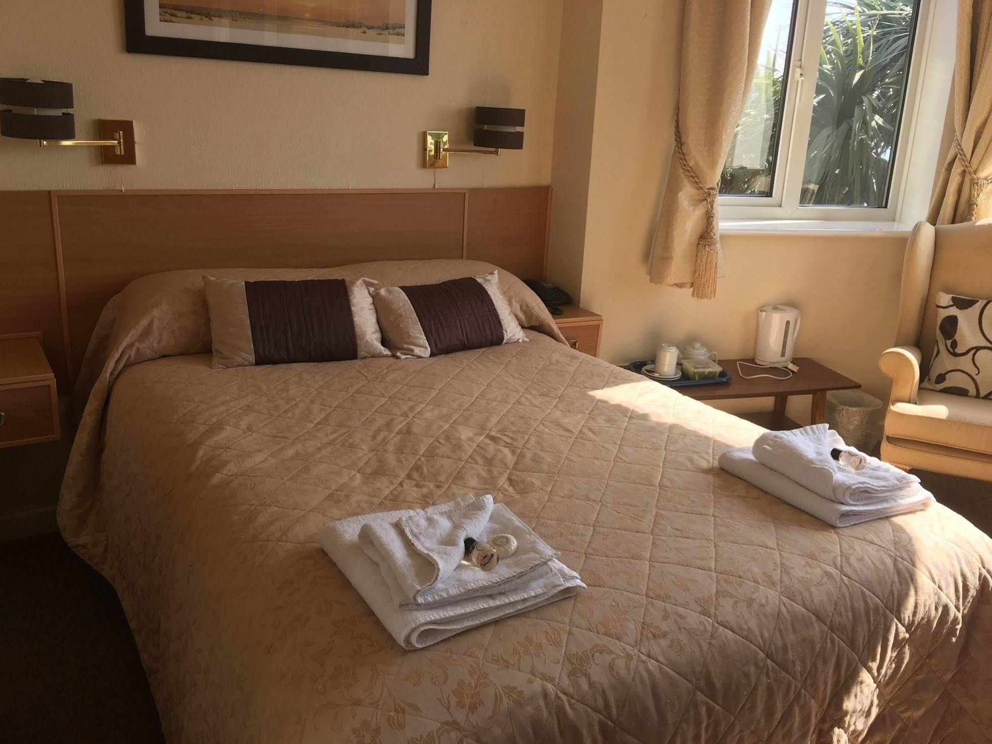 בורנמות' Hotel Riviera By The Sea מראה חיצוני תמונה